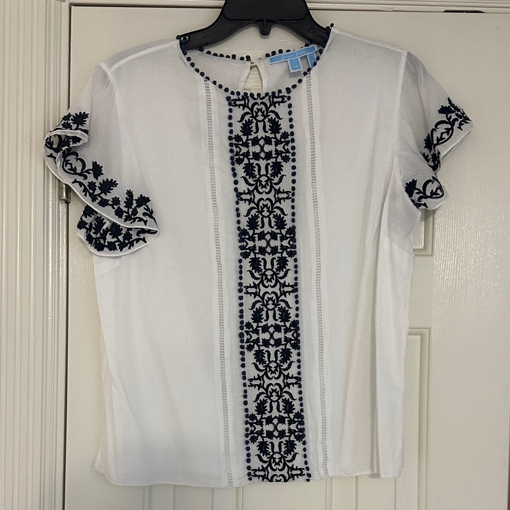Draper James Elegant White Blouse with Navy Embroidery